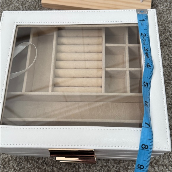 Elegant White Jewelry Organizer Box - Picture 9 of 9